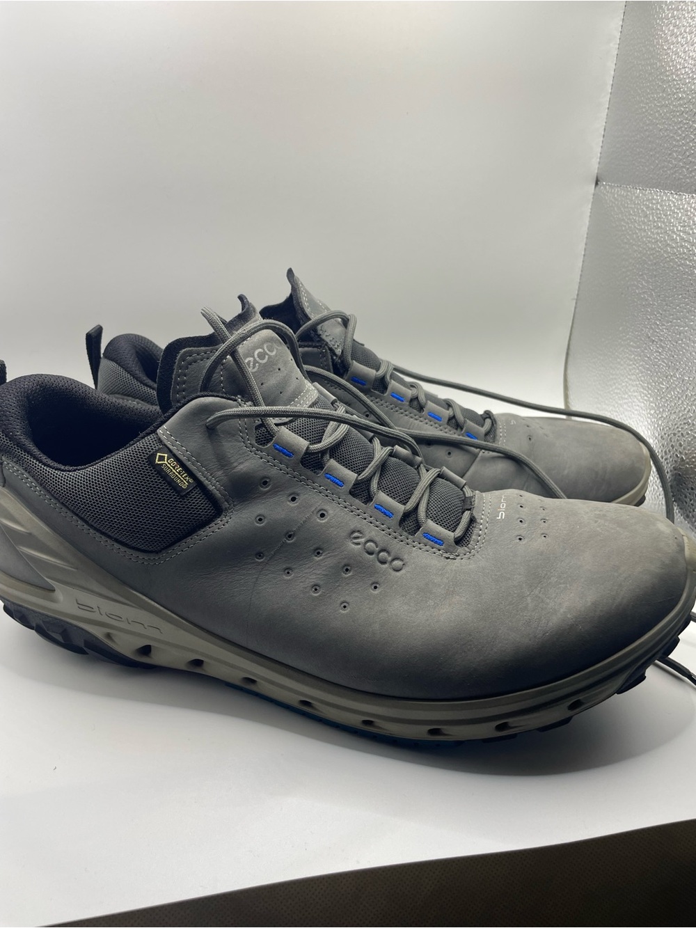 Ecco Men’s Gray Goretex Athletic Sneakers with Blue Accents